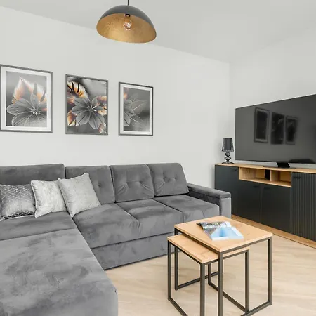 Luksusowy Z 4 Sypialniami, Klimatyzacja I Biurkiem W Gdansku By Renters