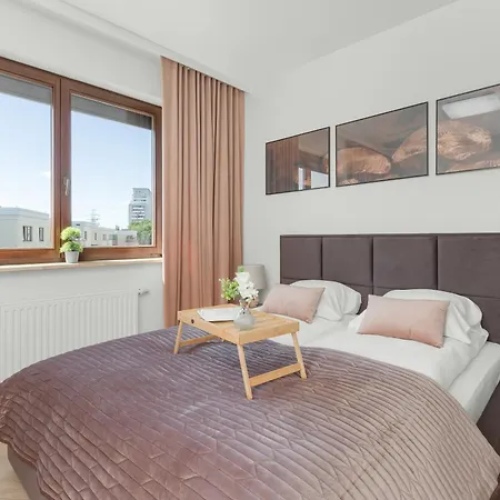 Luksusowy Z 4 Sypialniami, Klimatyzacja I Biurkiem W Gdansku By Renters Apartment