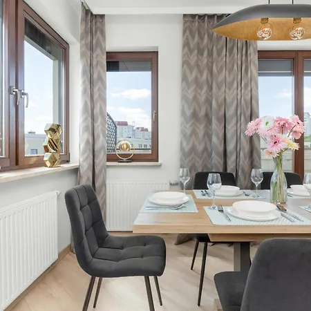 Luksusowy Z 4 Sypialniami, Klimatyzacja I Biurkiem W Gdansku By Renters *