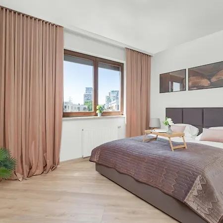 Luksusowy Z 4 Sypialniami, Klimatyzacja I Biurkiem W Gdansku By Renters