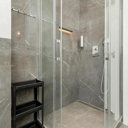Luksusowy Z 4 Sypialniami, Klimatyzacja I Biurkiem W Gdansku By Renters Apartment