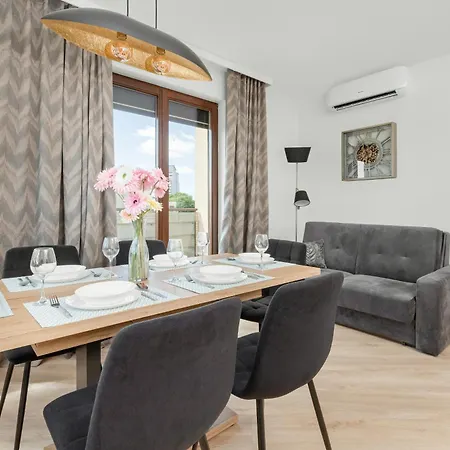 Luksusowy Z 4 Sypialniami, Klimatyzacja I Biurkiem W Gdansku By Renters *
